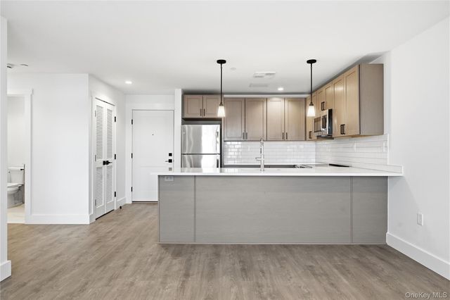 180 Deer Park Avenue 202, Babylon, NY 11702