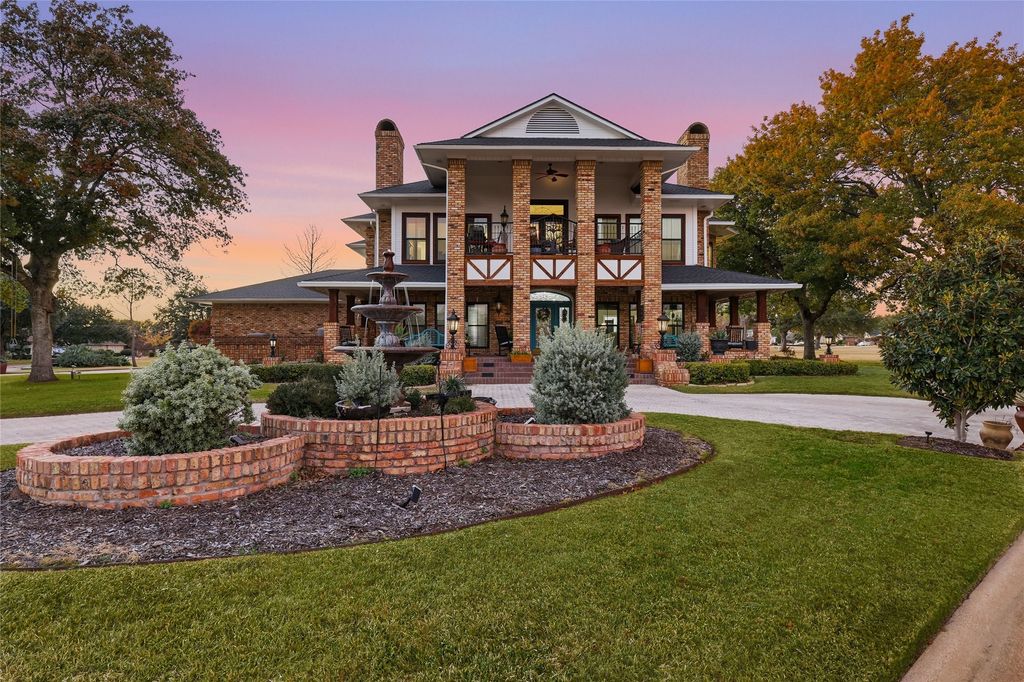 901 Ironwood Drive, Desoto, TX 75115