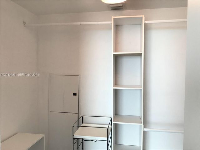 185 SW 7th St 3806, Miami, FL 33130