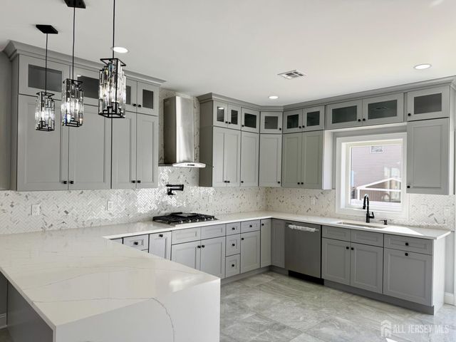 40 Foyer Street, Edison, NJ 08817