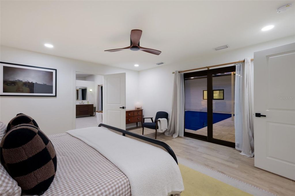 Image 18 of property listing at 4875 BRYWILL CIRCLE, Sarasota, FL 34234