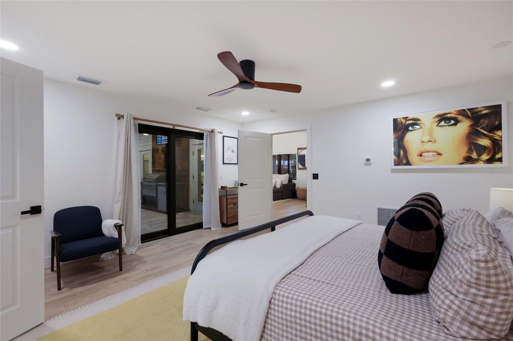Image 19 of property listing at 4875 BRYWILL CIRCLE, Sarasota, FL 34234