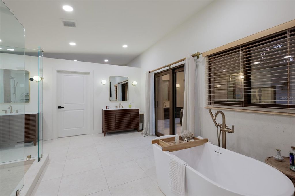 Image 20 of property listing at 4875 BRYWILL CIRCLE, Sarasota, FL 34234