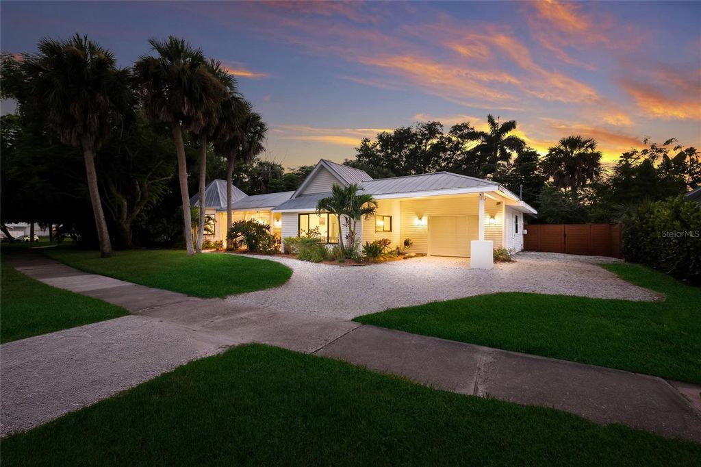 Image 3 of property listing at 4875 BRYWILL CIRCLE, Sarasota, FL 34234