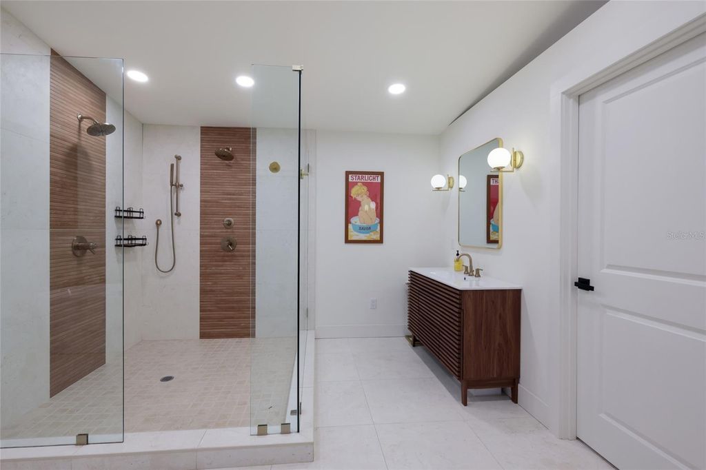 Image 22 of property listing at 4875 BRYWILL CIRCLE, Sarasota, FL 34234