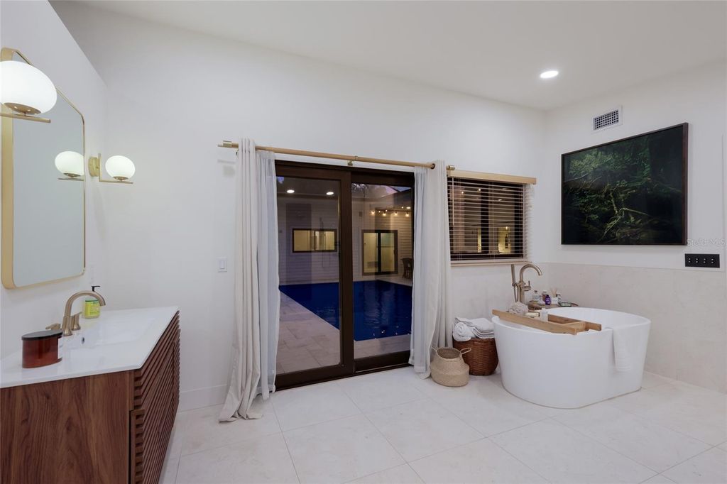 Image 23 of property listing at 4875 BRYWILL CIRCLE, Sarasota, FL 34234