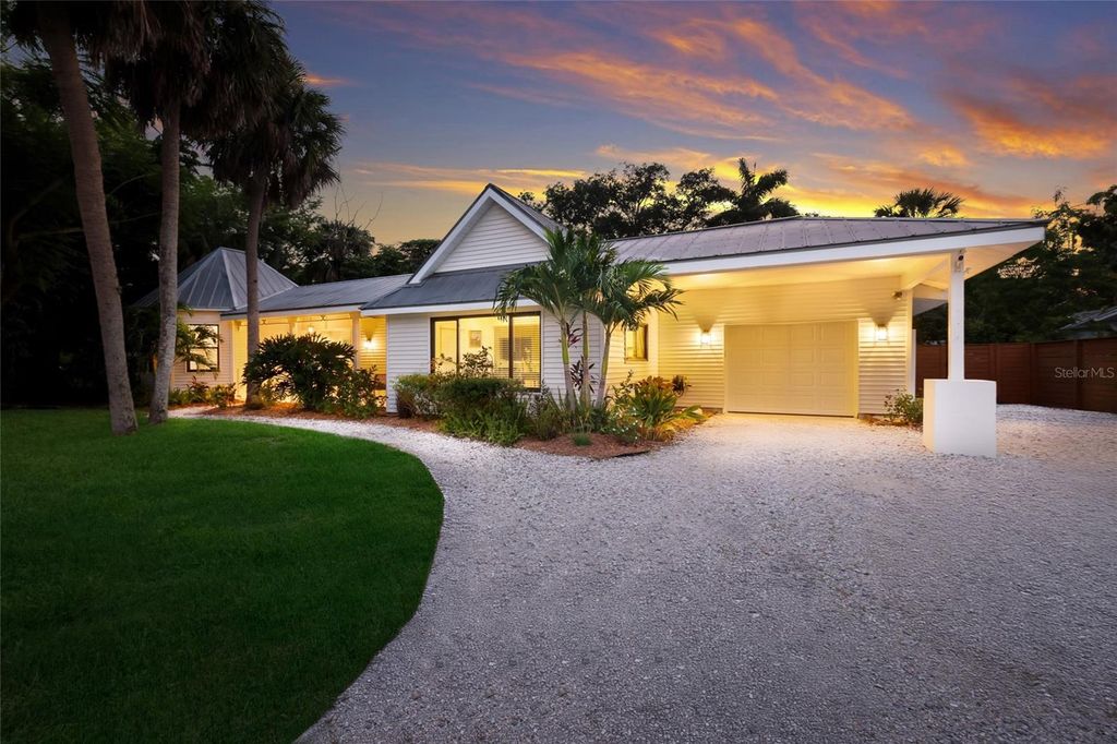 Image 4 of property listing at 4875 BRYWILL CIRCLE, Sarasota, FL 34234