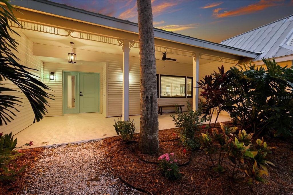 Image 5 of property listing at 4875 BRYWILL CIRCLE, Sarasota, FL 34234