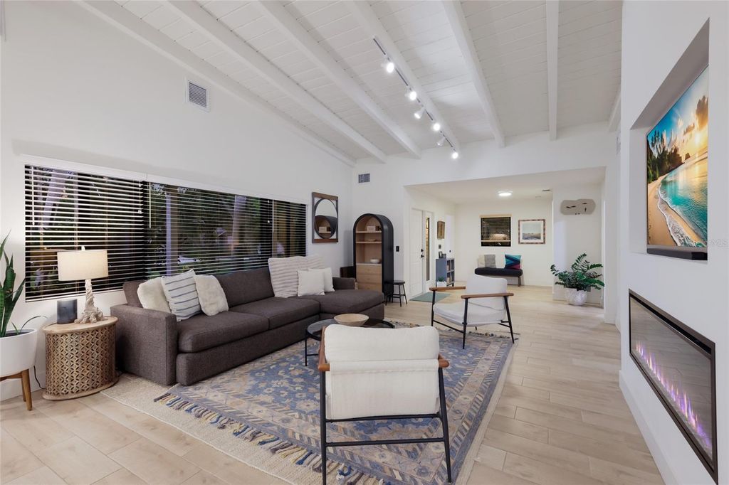 Image 10 of property listing at 4875 BRYWILL CIRCLE, Sarasota, FL 34234