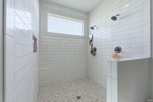 4896 S Round Hill Road, Columbia City, IN 46725