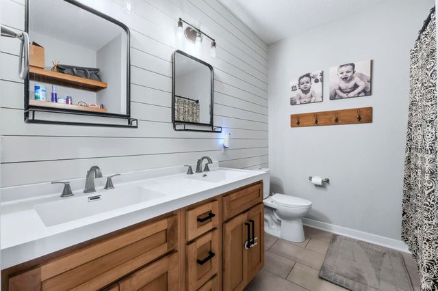 4896 S Round Hill Road, Columbia City, IN 46725