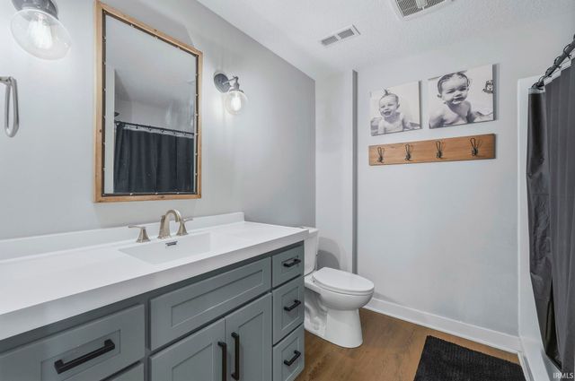 4896 S Round Hill Road, Columbia City, IN 46725