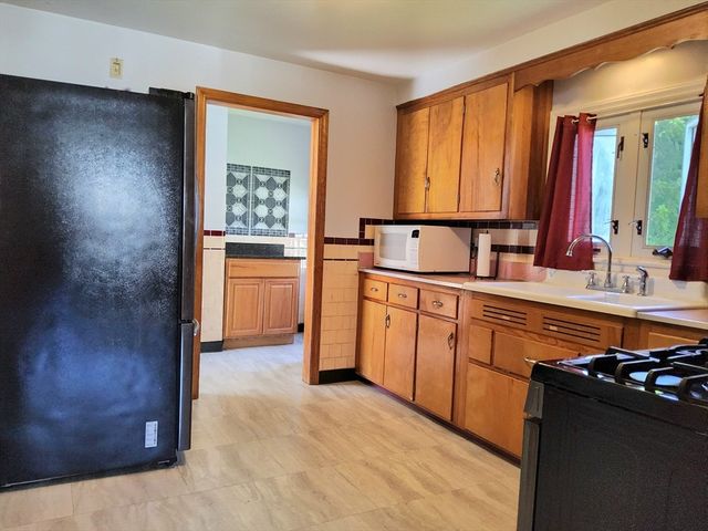 6 Crosby St, Webster, MA 01570