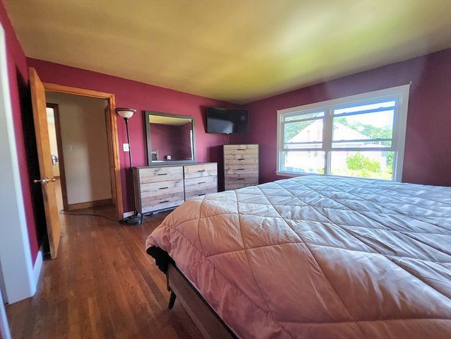 6 Crosby St, Webster, MA 01570