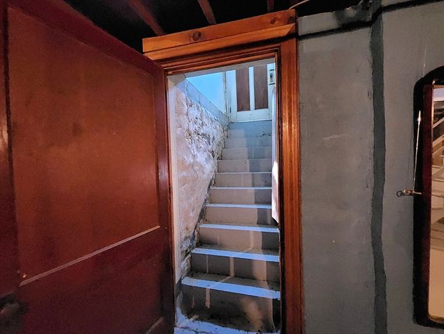 6 Crosby St, Webster, MA 01570