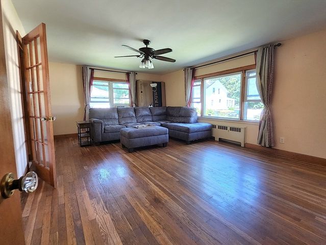 6 Crosby St, Webster, MA 01570
