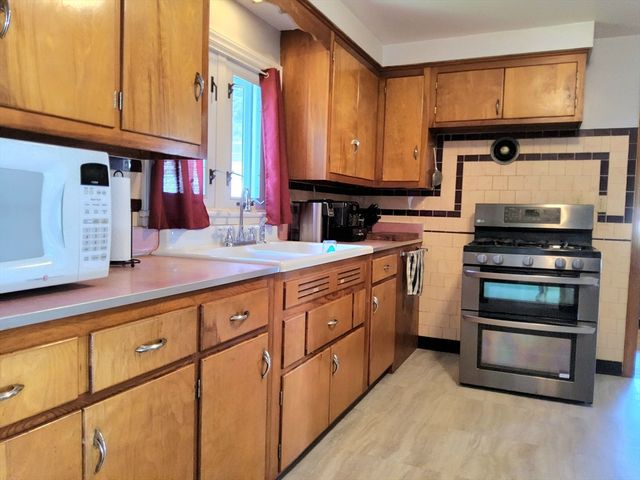 6 Crosby St, Webster, MA 01570