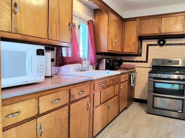 6 Crosby St, Webster, MA 01570