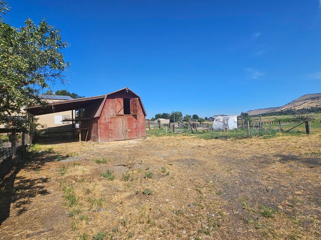 7649 Booth Road, Klamath Falls, OR 97603
