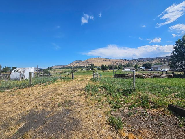 7649 Booth Road, Klamath Falls, OR 97603