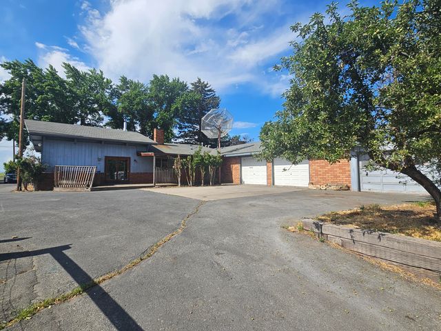 7649 Booth Road, Klamath Falls, OR 97603