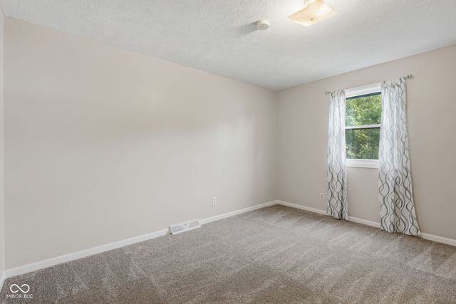 2924 Fox Pointe Drive, Columbus, IN 47203
