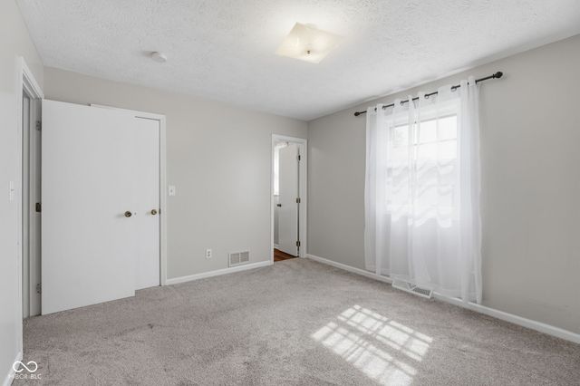 2924 Fox Pointe Drive, Columbus, IN 47203