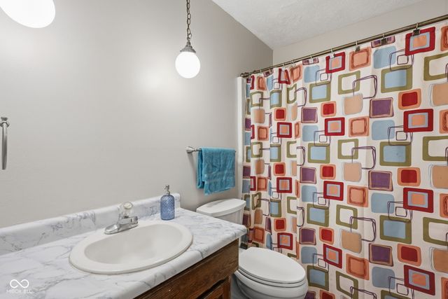 2924 Fox Pointe Drive, Columbus, IN 47203