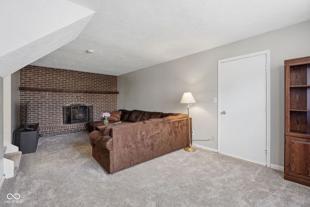 2924 Fox Pointe Drive, Columbus, IN 47203
