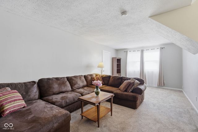 2924 Fox Pointe Drive, Columbus, IN 47203
