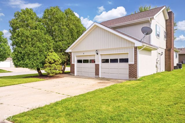 2924 Fox Pointe Drive, Columbus, IN 47203