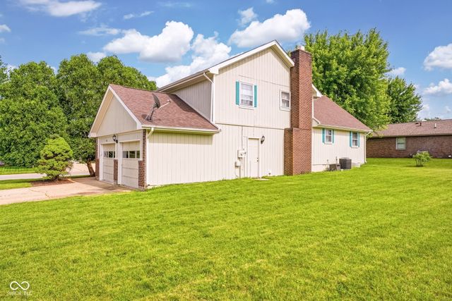 2924 Fox Pointe Drive, Columbus, IN 47203