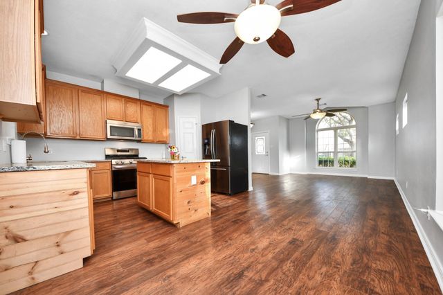 1945 Dorothy Lane, Sealy, TX 77474