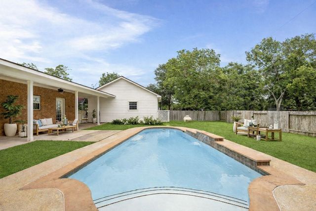 1945 Dorothy Lane, Sealy, TX 77474