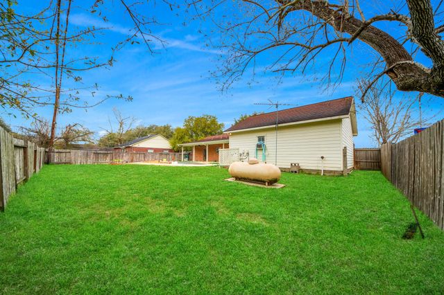 1945 Dorothy Lane, Sealy, TX 77474