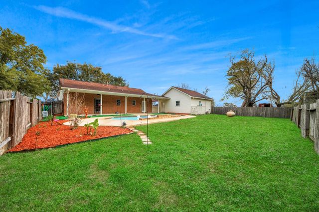 1945 Dorothy Lane, Sealy, TX 77474