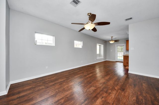 1945 Dorothy Lane, Sealy, TX 77474