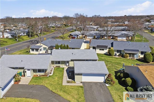 21 Celtis Plaza 21B, Monroe, NJ 08831