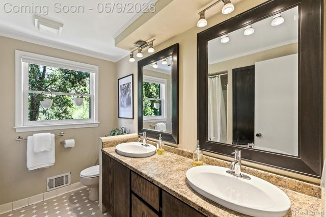 25080 Glynholm Court, Bloomfield Charter Township, MI 48301