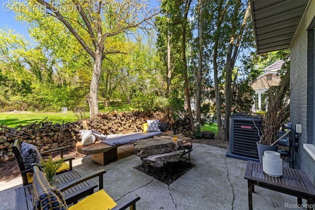 25080 Glynholm Court, Bloomfield Charter Township, MI 48301