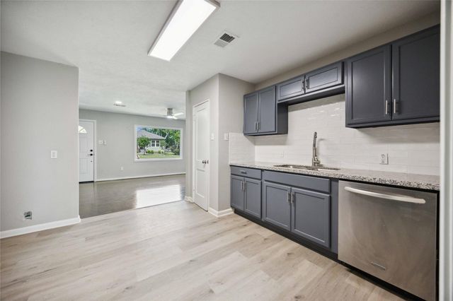 5206 Willow Glen Drive, Houston, TX 77033