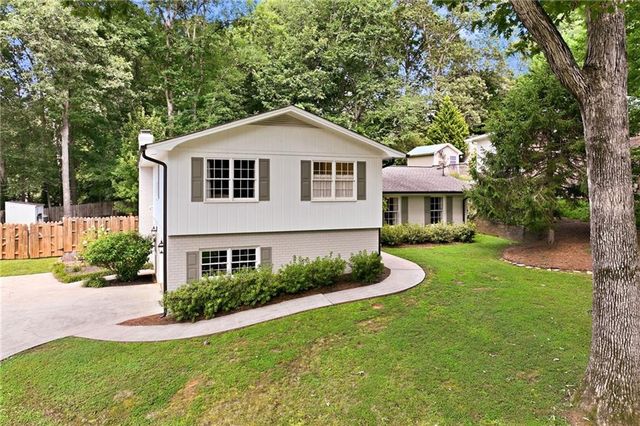 670 Robinhood Trail, Gainesville, GA 30501