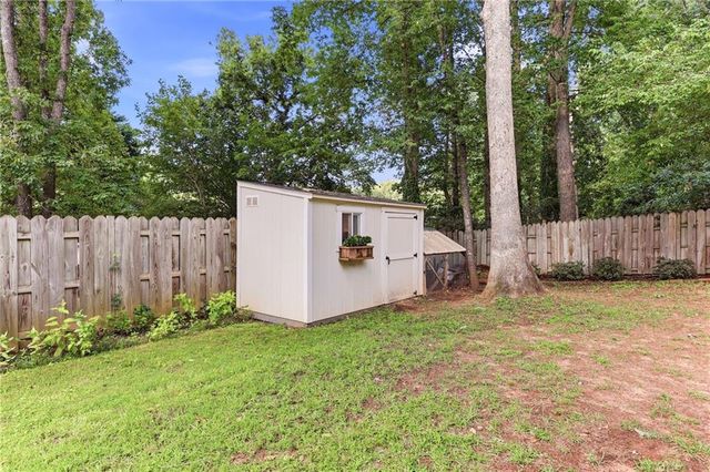 670 Robinhood Trail, Gainesville, GA 30501