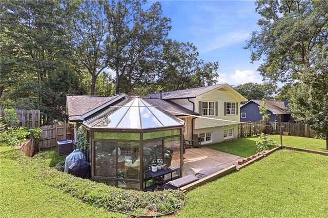 670 Robinhood Trail, Gainesville, GA 30501