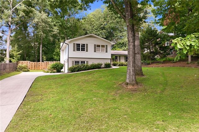 670 Robinhood Trail, Gainesville, GA 30501