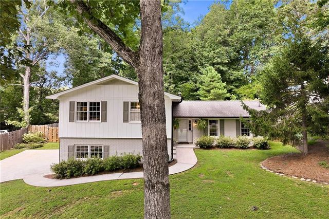 670 Robinhood Trail, Gainesville, GA 30501