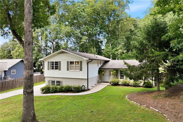 670 Robinhood Trail, Gainesville, GA 30501