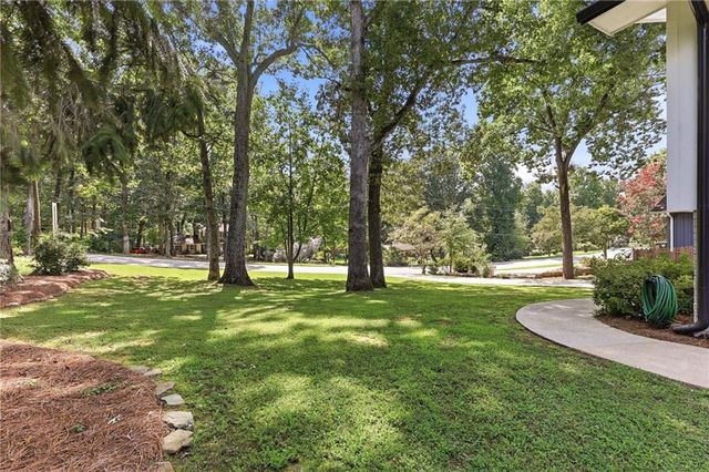 670 Robinhood Trail, Gainesville, GA 30501
