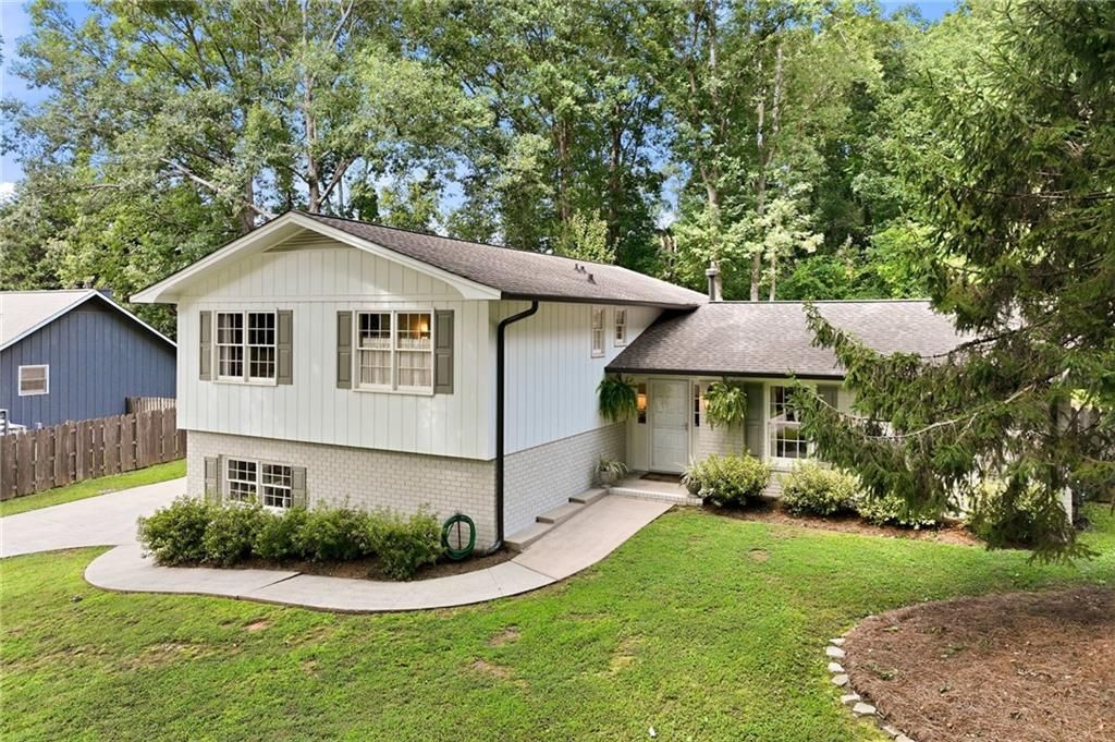 670 Robinhood Trail, Gainesville, GA 30501