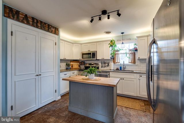 15 MAIN ST, Akron, PA 17501